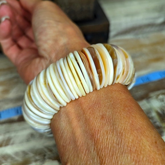Anthropologie Jewelry - Anthropologie "Serefina" Shell Bracelet